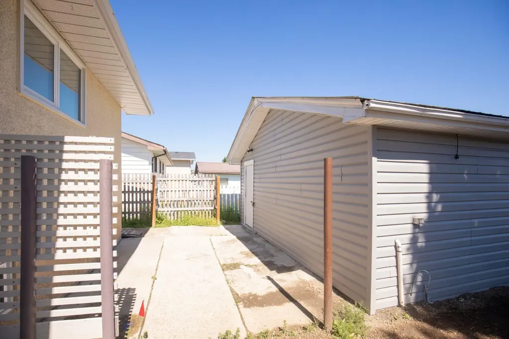 11 Oxbow Street Red Deer AB T4N5C3