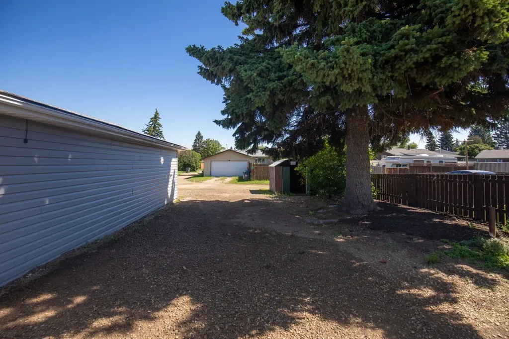 11 Oxbow Street Red Deer AB T4N5C3