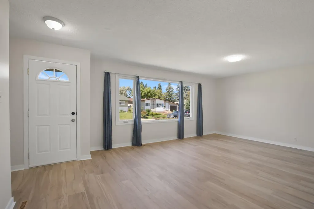 11 Oxbow Street Red Deer AB T4N5C3