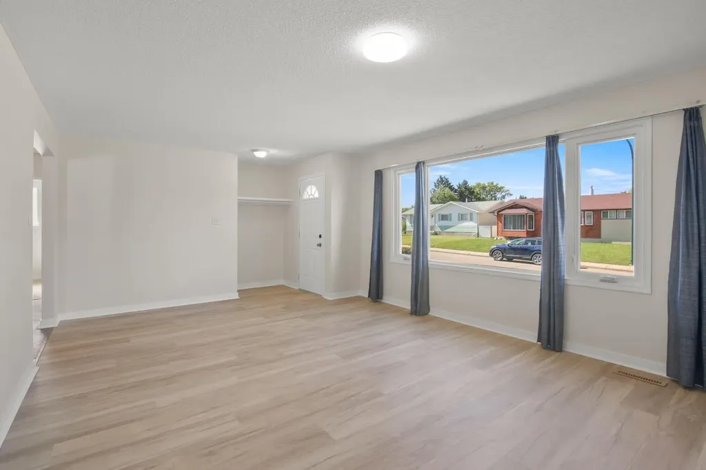 11 Oxbow Street Red Deer AB T4N5C3