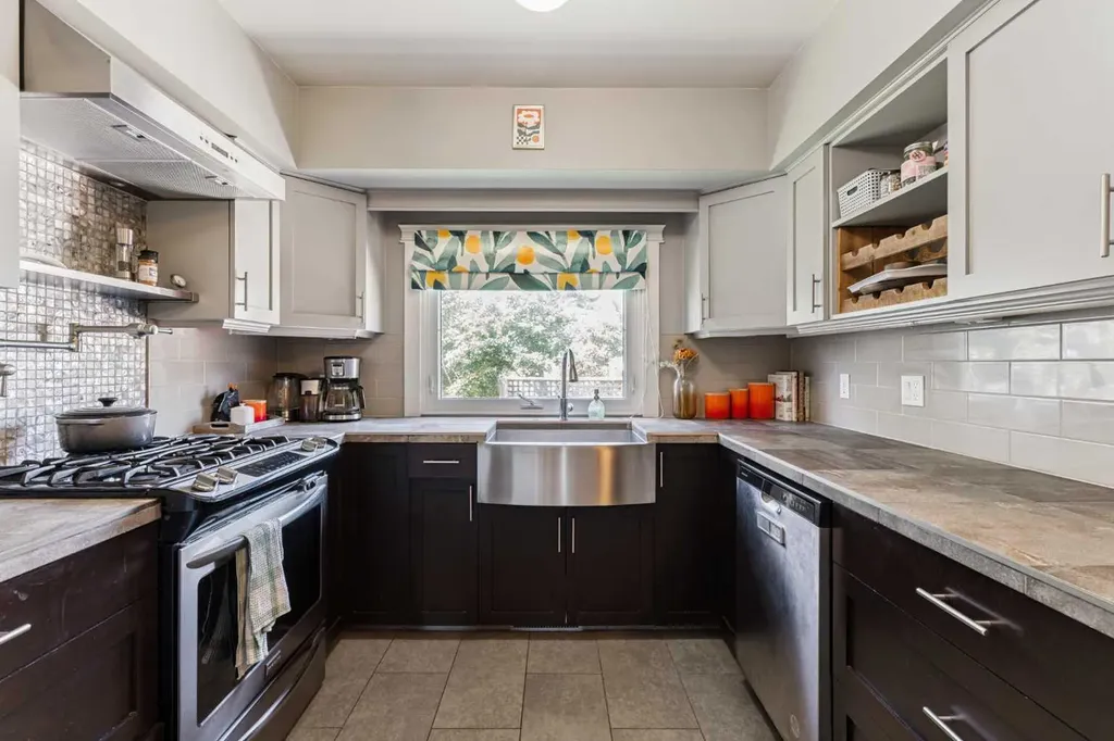 5919 Thornton Road NW Calgary AB T2K 3C3