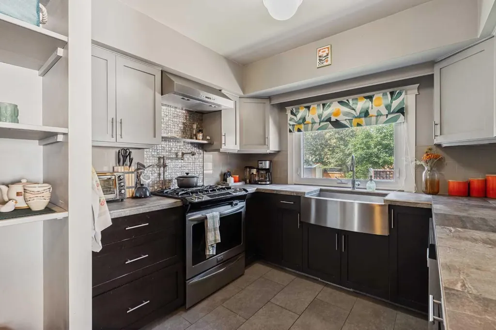 5919 Thornton Road NW Calgary AB T2K 3C3