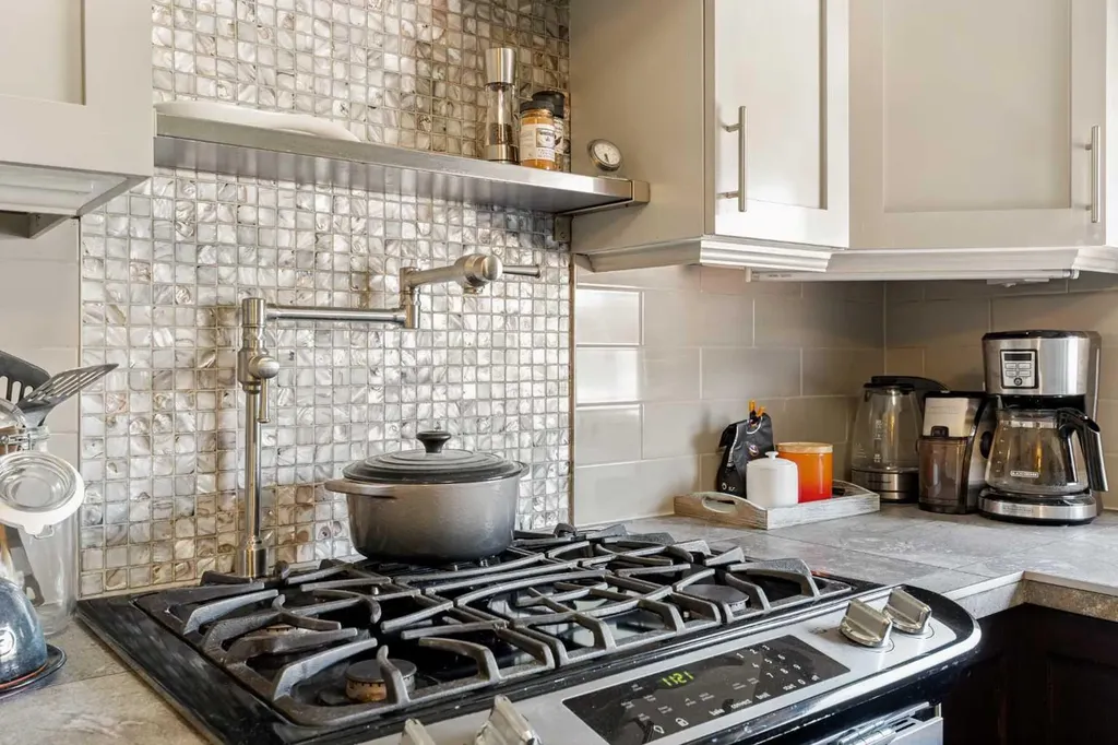 5919 Thornton Road NW Calgary AB T2K 3C3
