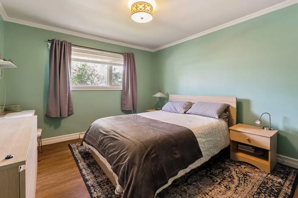 5919 Thornton Road NW Calgary AB T2K 3C3
