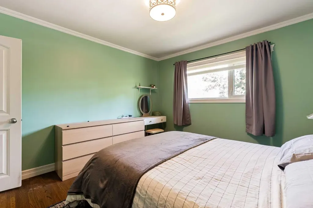 5919 Thornton Road NW Calgary AB T2K 3C3