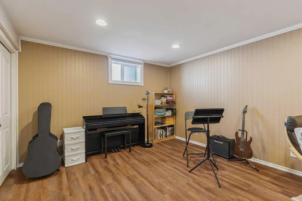 5919 Thornton Road NW Calgary AB T2K 3C3