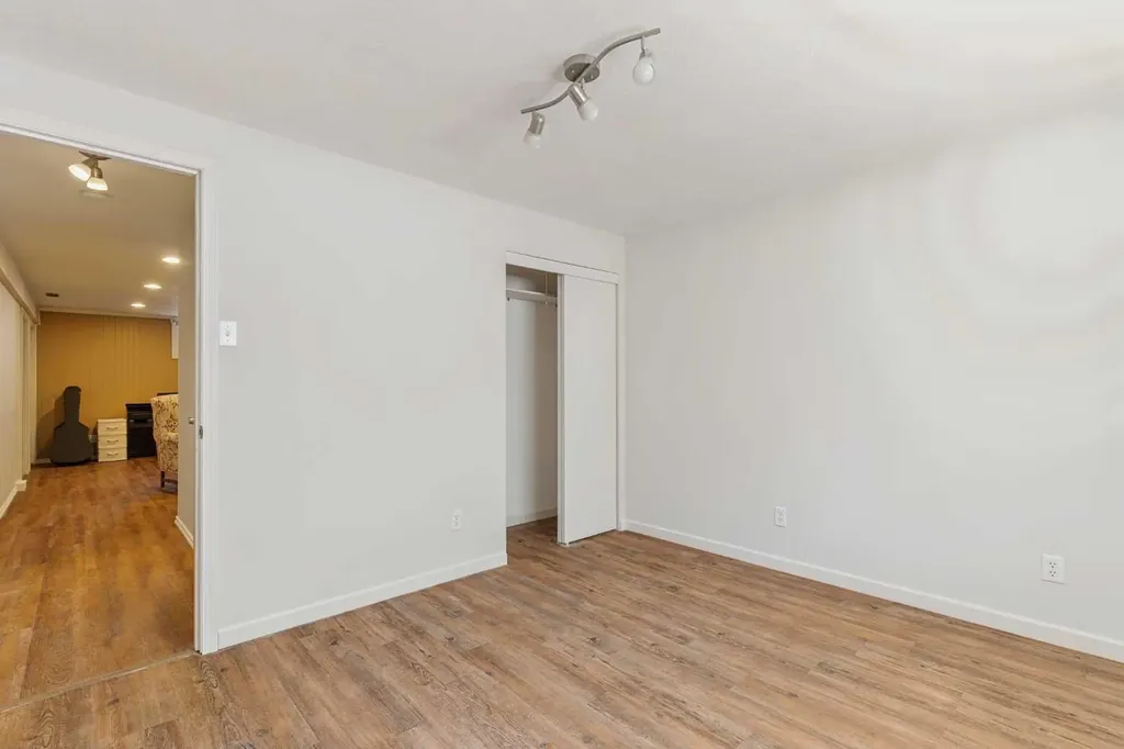 5919 Thornton Road NW Calgary AB T2K 3C3