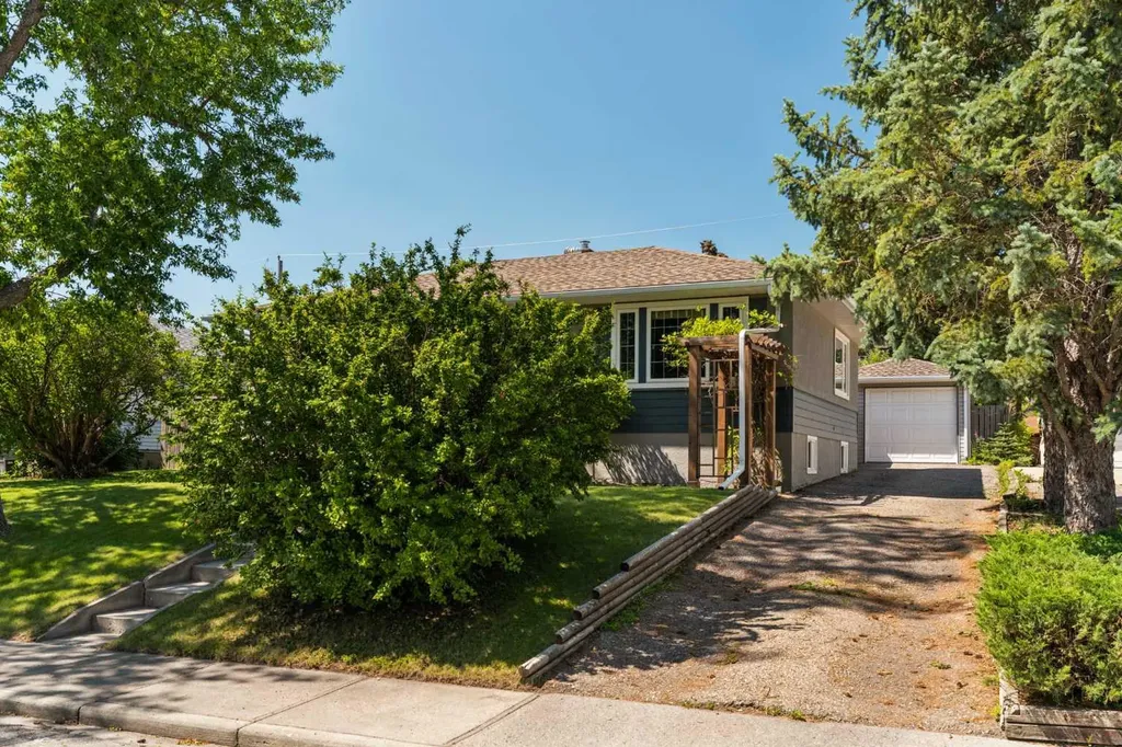 5919 Thornton Road NW Calgary AB T2K 3C3