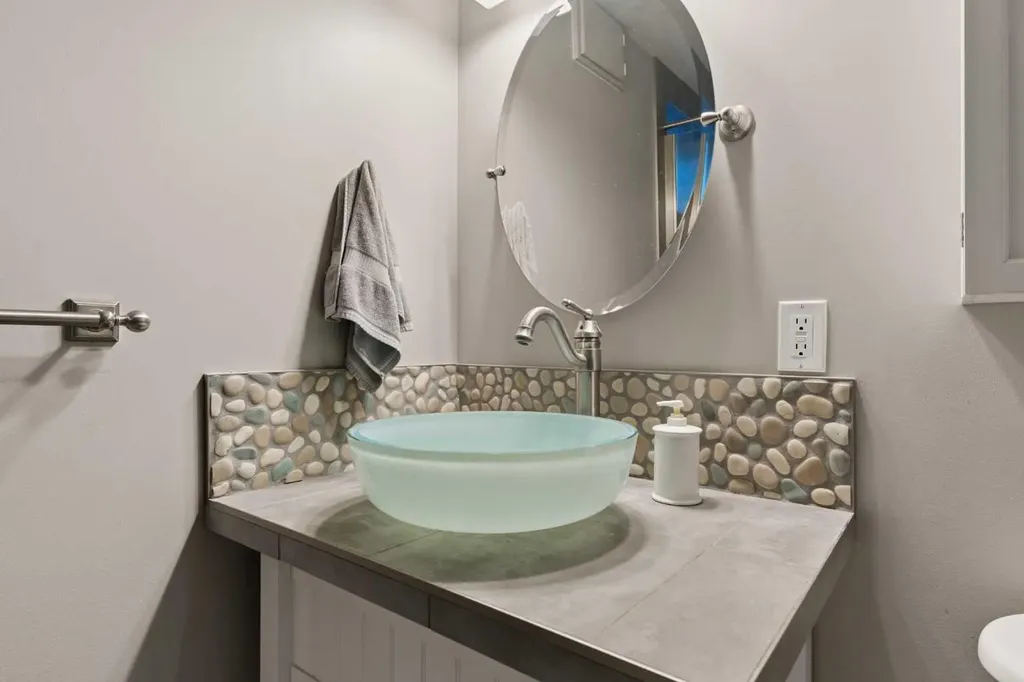 5919 Thornton Road NW Calgary AB T2K 3C3