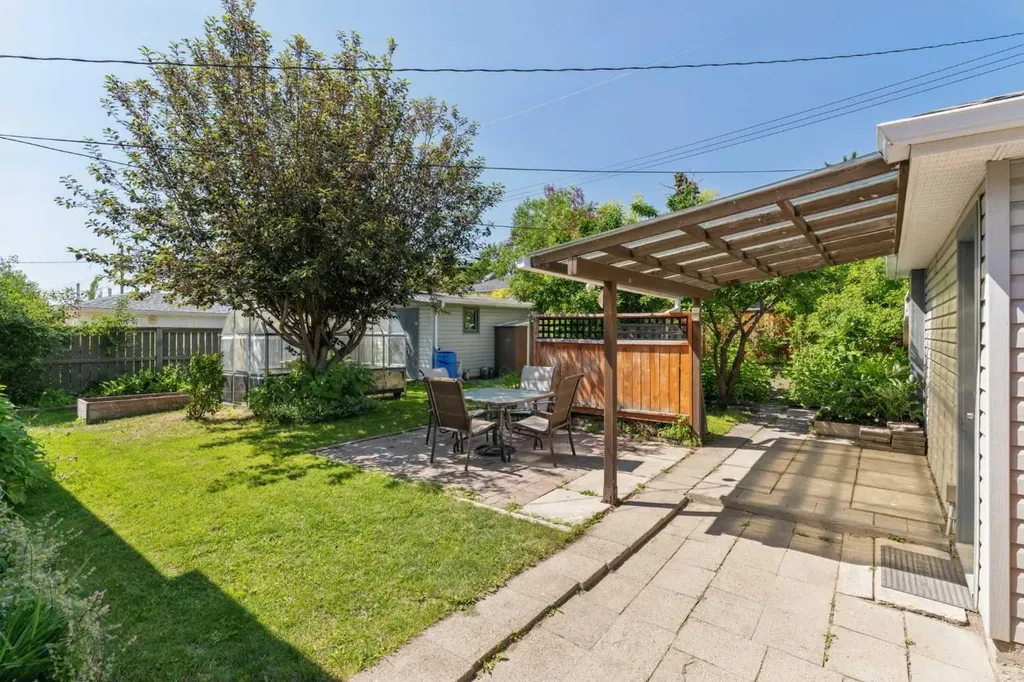 5919 Thornton Road NW Calgary AB T2K 3C3