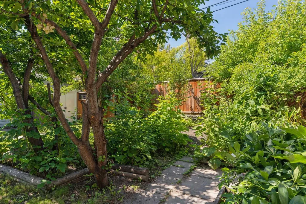 5919 Thornton Road NW Calgary AB T2K 3C3