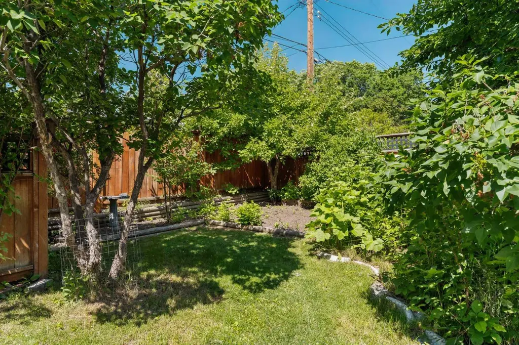 5919 Thornton Road NW Calgary AB T2K 3C3
