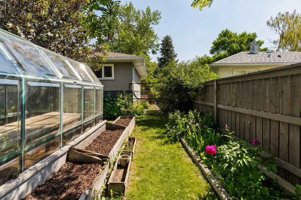 5919 Thornton Road NW Calgary AB T2K 3C3