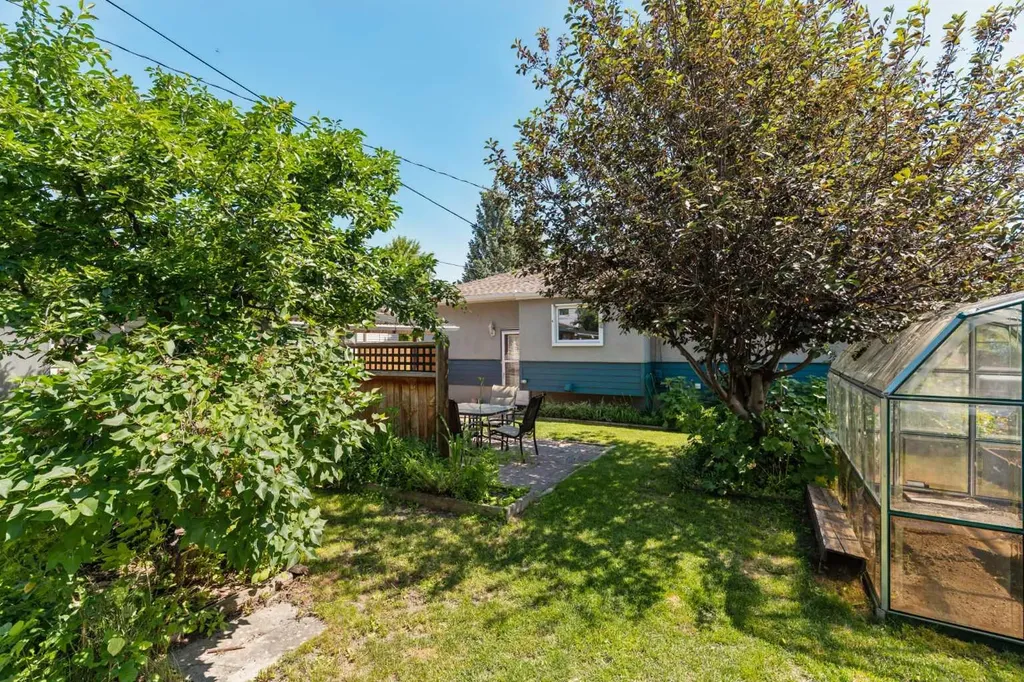 5919 Thornton Road NW Calgary AB T2K 3C3
