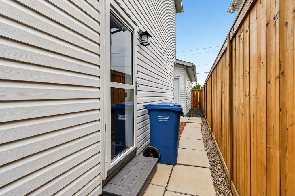 8 Erin Meadow Way SE Calgary AB T2B 3A2