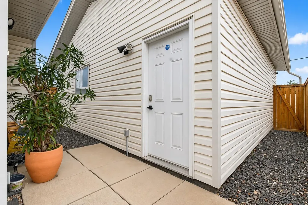 8 Erin Meadow Way SE Calgary AB T2B 3A2