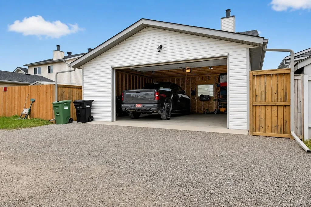 8 Erin Meadow Way SE Calgary AB T2B 3A2