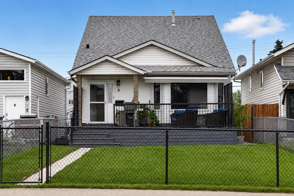 8 Erin Meadow Way SE Calgary AB T2B 3A2