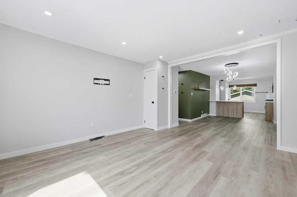 4608 70 Street NW Calgary AB T3B 2K6
