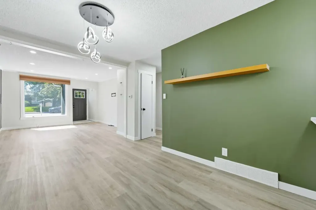 4608 70 Street NW Calgary AB T3B 2K6
