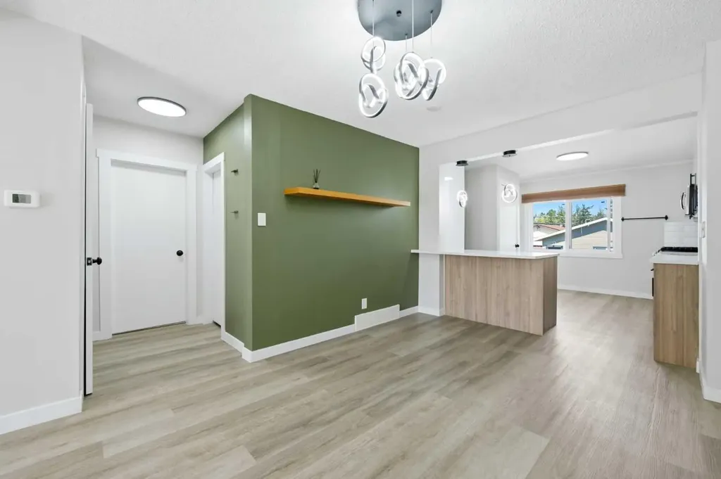 4608 70 Street NW Calgary AB T3B 2K6
