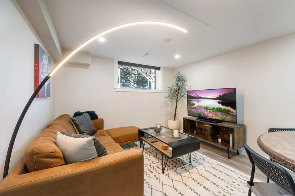 4608 70 Street NW Calgary AB T3B 2K6