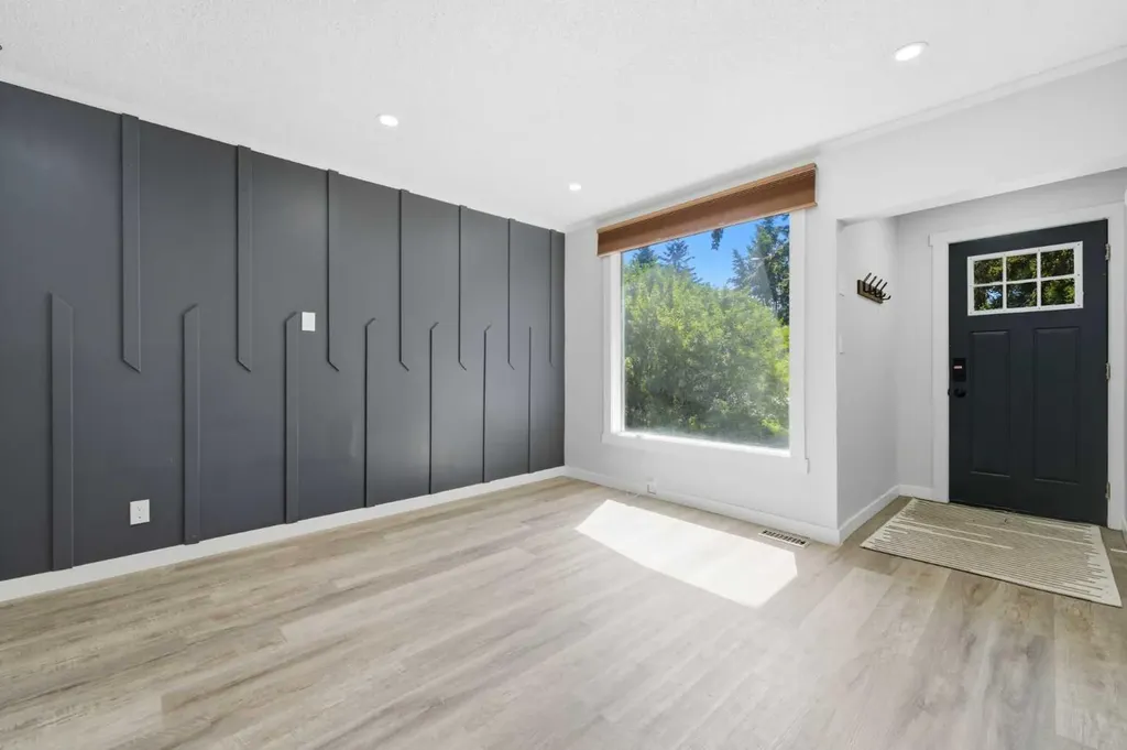 4608 70 Street NW Calgary AB T3B 2K6
