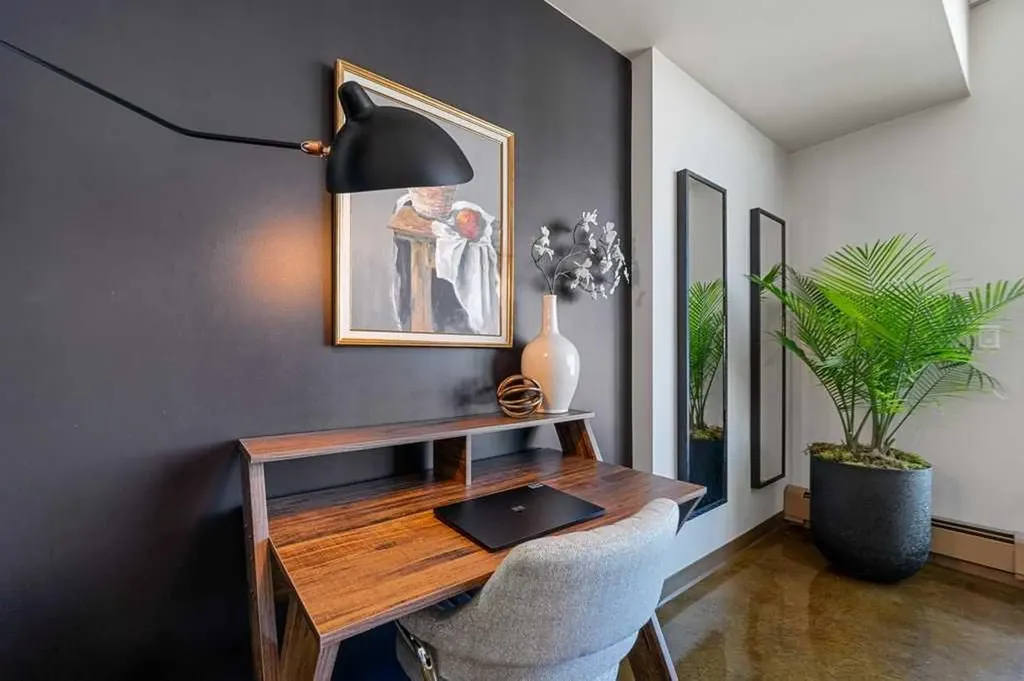 135 13 Avenue SW Calgary AB T2R 0W8