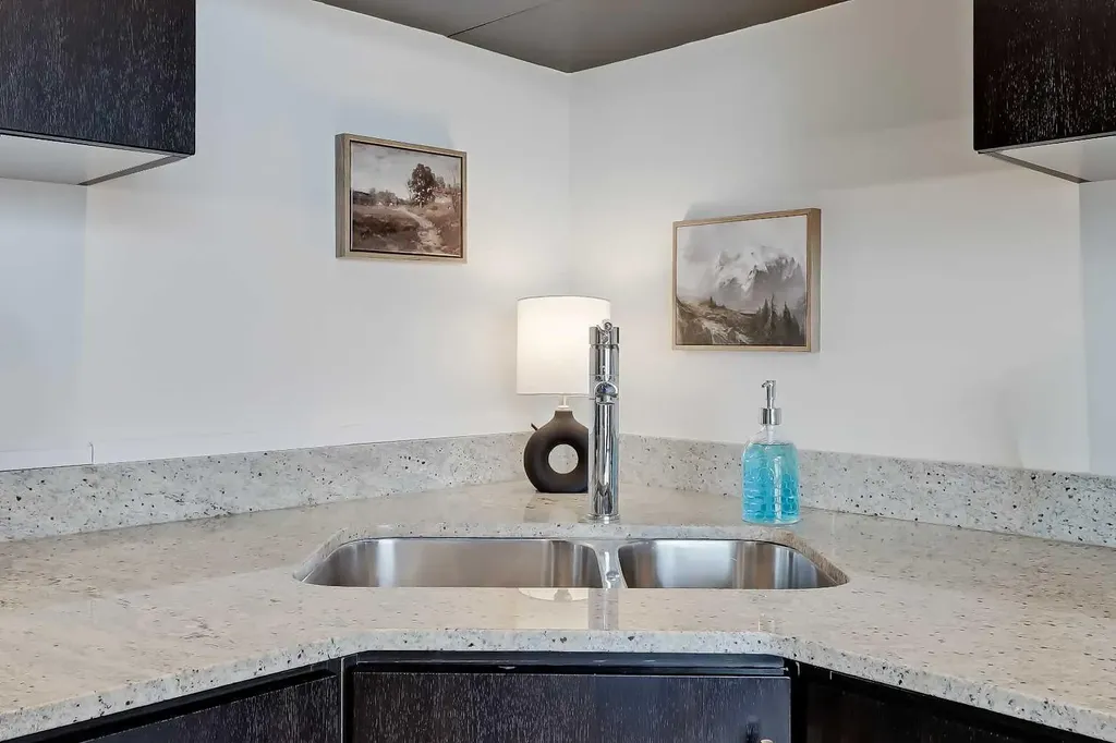 135 13 Avenue SW Calgary AB T2R 0W8