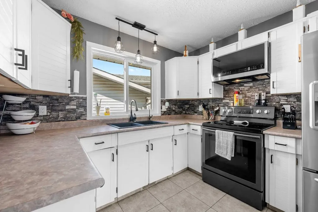 4508 30a Street Close Lloydminster SK S9V 1X7