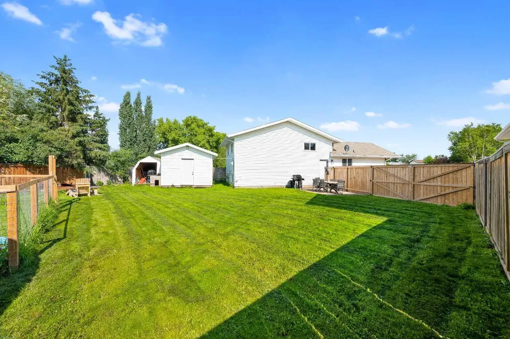 4508 30a Street Close Lloydminster SK S9V 1X7