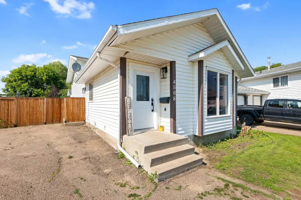 4508 30a Street Close Lloydminster SK S9V 1X7