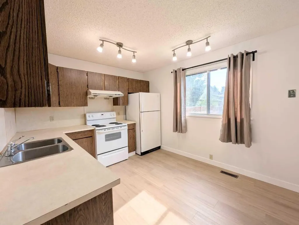137 Bermuda Drive NW Calgary AB T3K 1H6