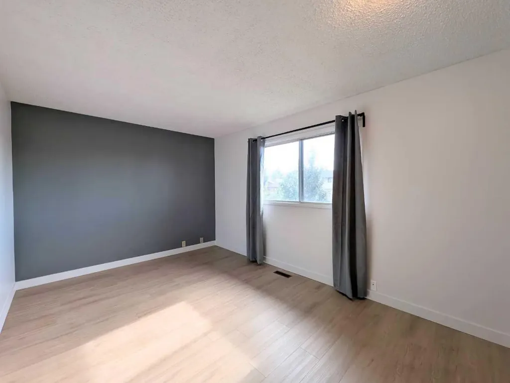 137 Bermuda Drive NW Calgary AB T3K 1H6