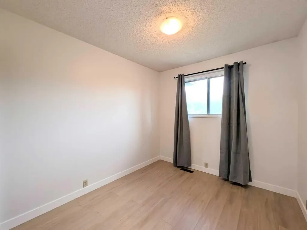 137 Bermuda Drive NW Calgary AB T3K 1H6