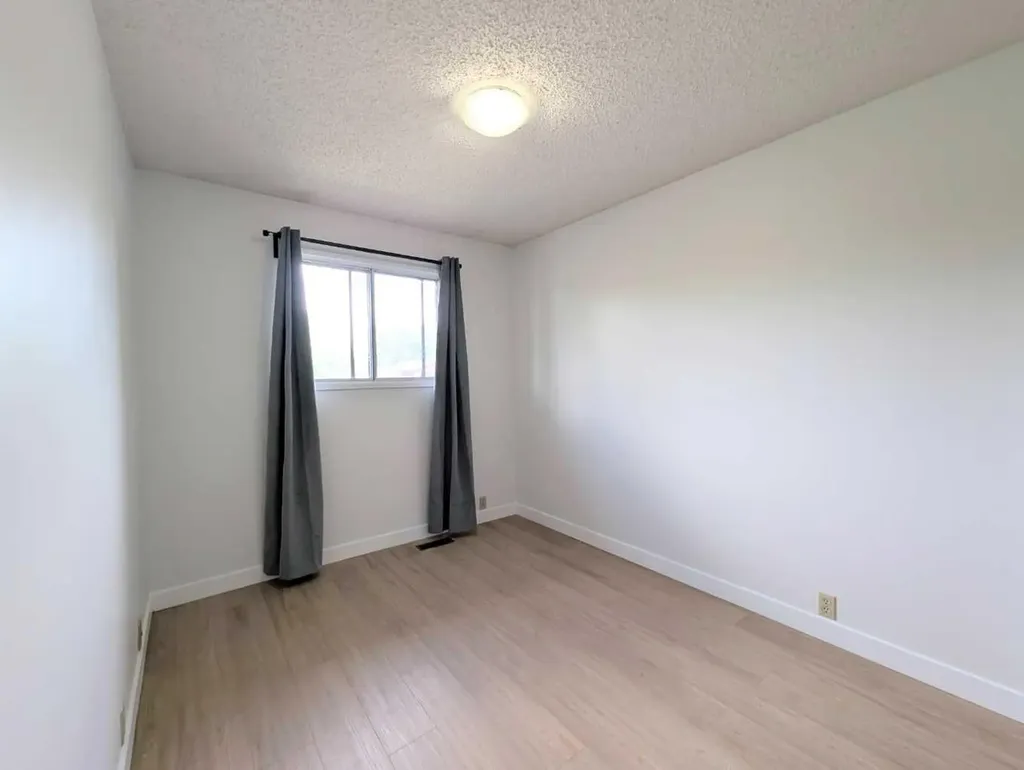 137 Bermuda Drive NW Calgary AB T3K 1H6