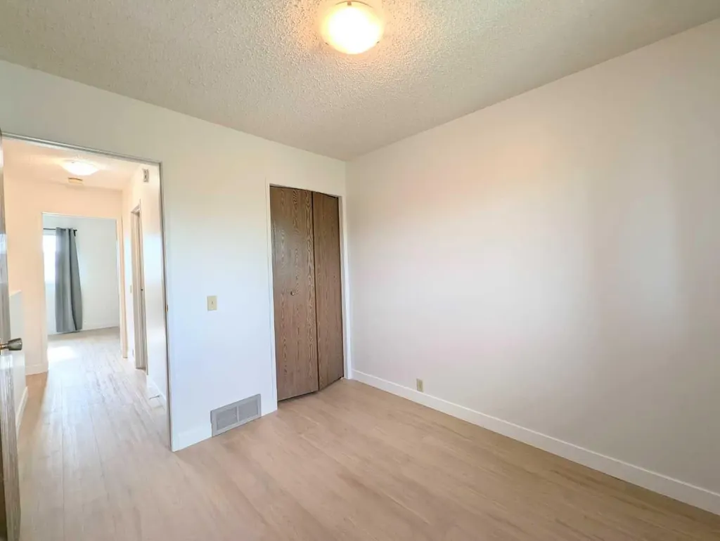 137 Bermuda Drive NW Calgary AB T3K 1H6