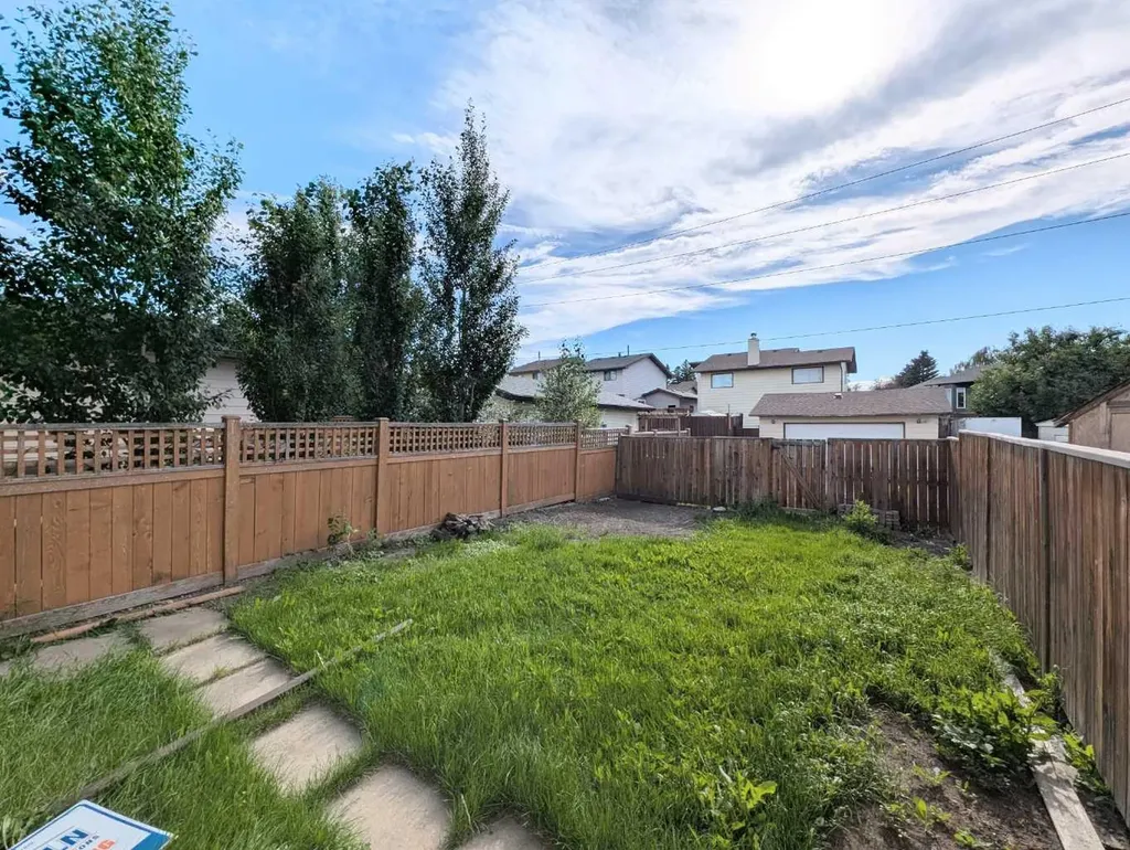 137 Bermuda Drive NW Calgary AB T3K 1H6