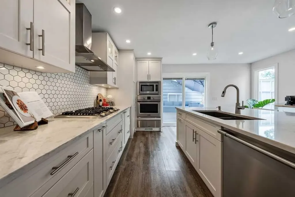 625 13 Avenue NE Calgary AB T2E 1C7