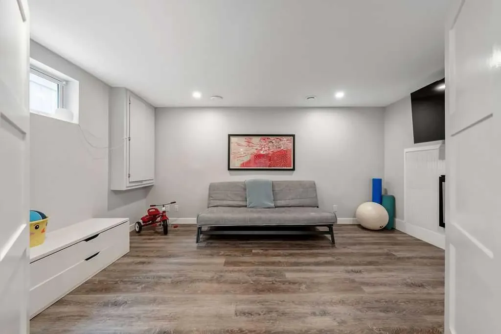 625 13 Avenue NE Calgary AB T2E 1C7