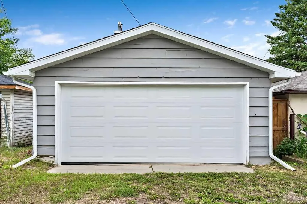 625 13 Avenue NE Calgary AB T2E 1C7