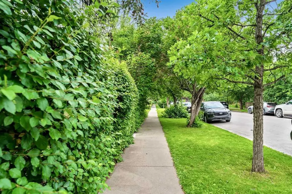 625 13 Avenue NE Calgary AB T2E 1C7