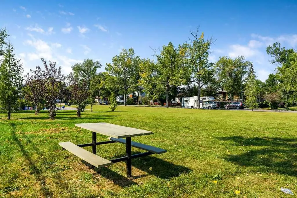 625 13 Avenue NE Calgary AB T2E 1C7