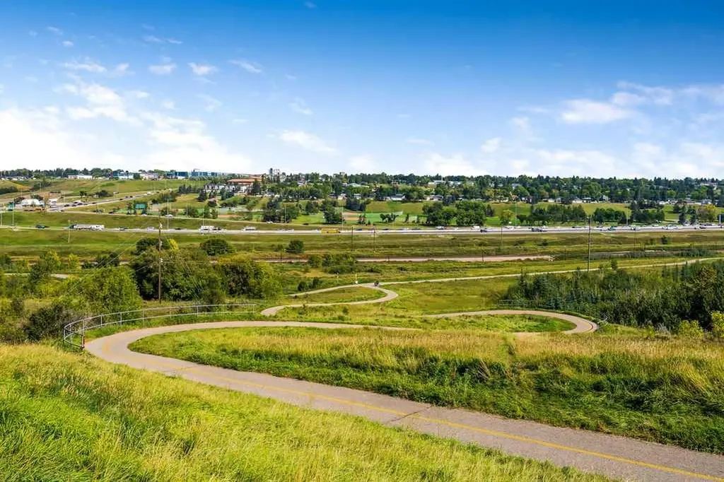 625 13 Avenue NE Calgary AB T2E 1C7