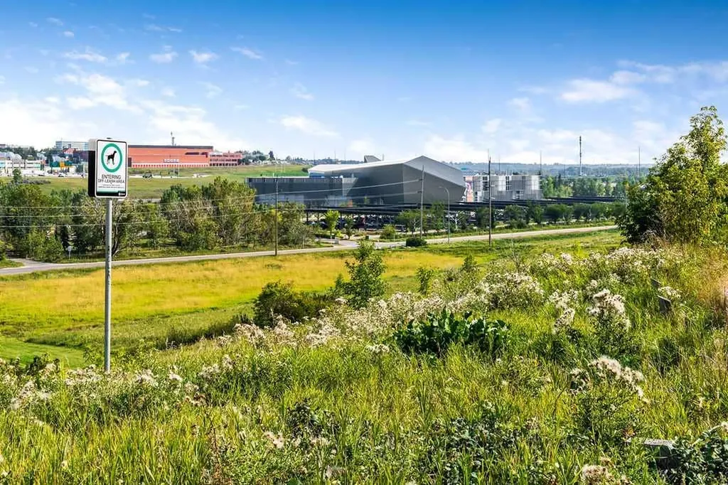 625 13 Avenue NE Calgary AB T2E 1C7