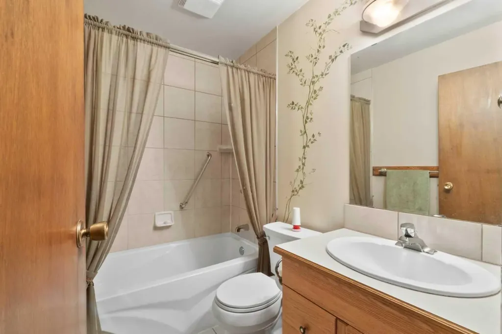 6832 Huntchester Road NE Calgary AB T2K 5E6