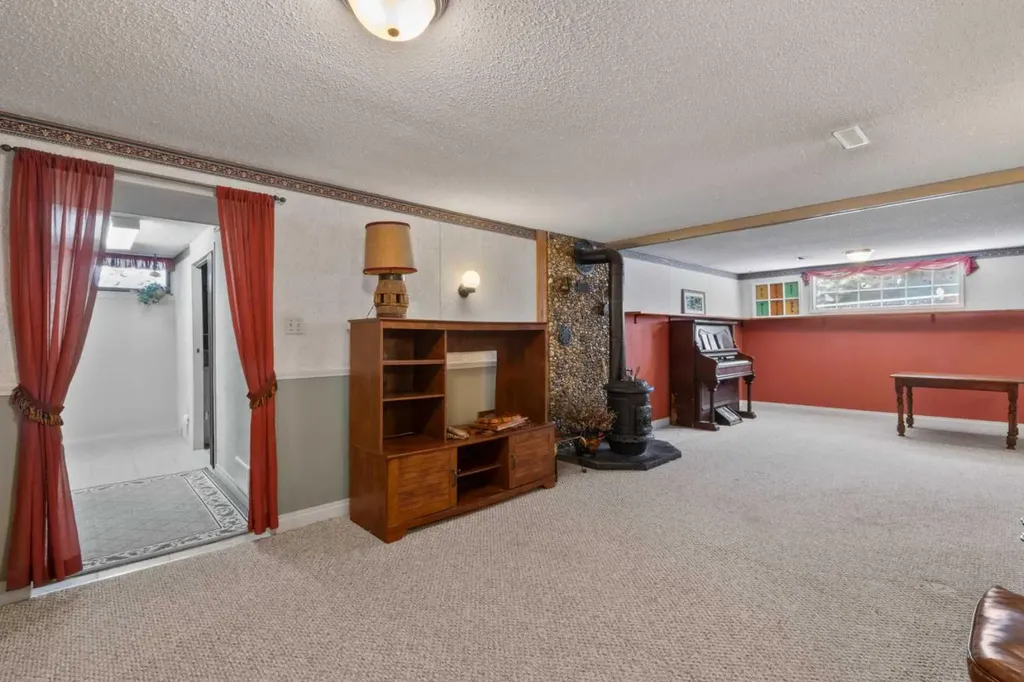 6832 Huntchester Road NE Calgary AB T2K 5E6