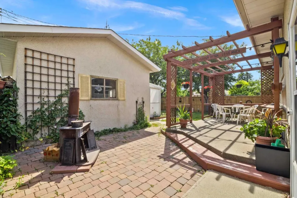 6832 Huntchester Road NE Calgary AB T2K 5E6