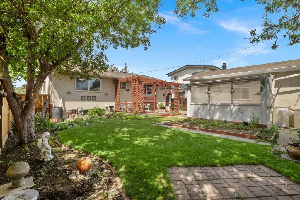 6832 Huntchester Road NE Calgary AB T2K 5E6