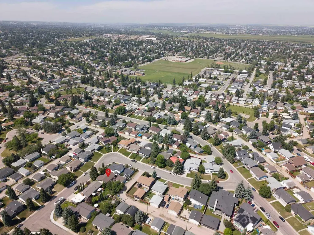 6832 Huntchester Road NE Calgary AB T2K 5E6